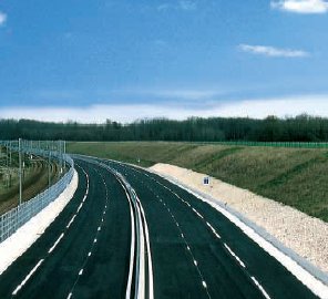 la liaison Mont-de-Marsan - A 65, aussi nommé barreau du Caloy. La route actuelle sera mise en 2x2 voies entre l'extrémité nord-est de la rocade de Mont-de-Marsan et le diffuseur de l'autoroute.