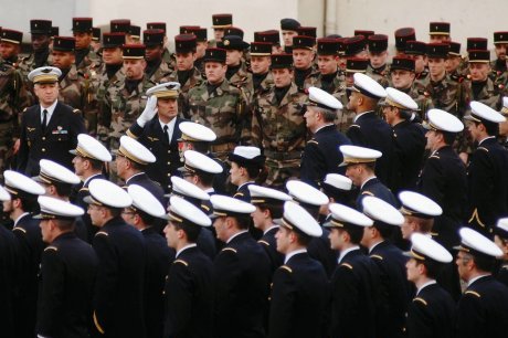  Une fois par mois, c'est la cérémonie des couleurs à la BA 118 : l'ensemble du personnel défile en uniforme.  photo nicolas le lièvre  