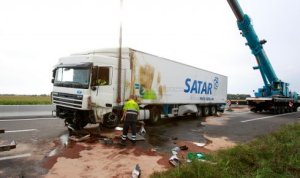 Le convoi aurait basculé sur le flanc gauche et   traversé le terre-plein central en éventrant le muret de sécurité en béton. Les   opérations de relevage du convoi se sont achevées vers 10 h 30, mais l'A65 (dans   le sens Langon-Pau) n'a été rétablie qu'à midi. © Marc Zirnheld 