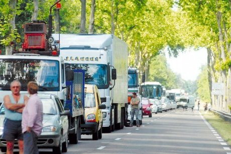  Certains prônent l'interdiction des camions en transit sur des axes devenus secondaires.  PHOTO N. L..L.  