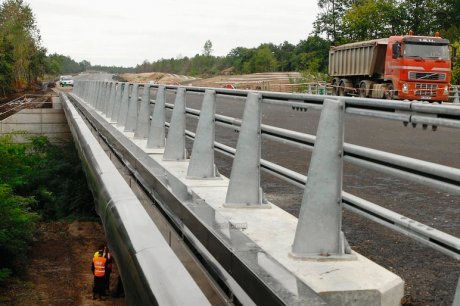  Les forestiers voudraient que le tracé de la LGV colle au plus près celui de l'A65 (photo).  archives « Sud ouest »  