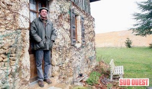 Un tas de terre de 8 mètres de haut. Voilà l'horizon boueux auquel l'A 65 condamne Jean-Claude Labarthe et sa maison familiale de Pujo-le-Plan