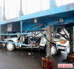 En effet, l'image est éloquente et il aurait fallu un miracle pour que le conducteur de la Honda échappe à la mort. Il n'y en a pas eu. L'homme, un Isérois de 73 ans a été tué sur le coup.