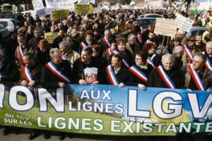  Le 6 mars dernier, dans les rues de Nérac, les élus l'ocaux défilaient aussi contre la LGV. Leur association a financé une « expertise », prélude à une étude plus fouillée.  photo archives j.-L. Borderie  