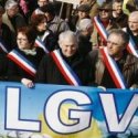 manifestation pour exiger l'arrêt de la LGV. Cliquez pour voir ...