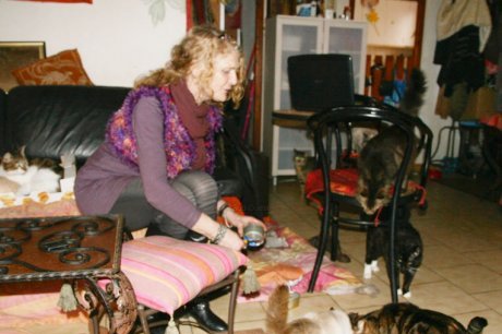  Laurette pense que, dans le quartier, « quelqu'un en veut aux chats ».  Photo Georges Durand  