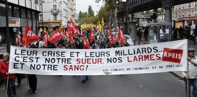 Les chômeurs ont défilé de la place Stalingrad vers la Place de Clichy, avec le soutien des syndicats Solidaires et FSU et SNUIpp. (Miguel Medina - AFP)