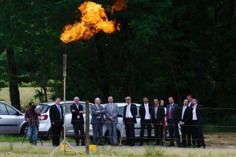  Vendredi à Gaas, Gascogne énergie service a officiellement inauguré l'arrivée du gaz naturel dans six nouvelles communes des Landes sous l'œil de Robert Cabé, d'Henri Emmanuelli et du préfet des Landes  Photo David Le Déodic  