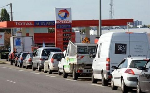 Au moins 1500 stations sont en rupture de carburant depuis lundi matin. Le gouvernement a mis en place un "centre interministériel de crise