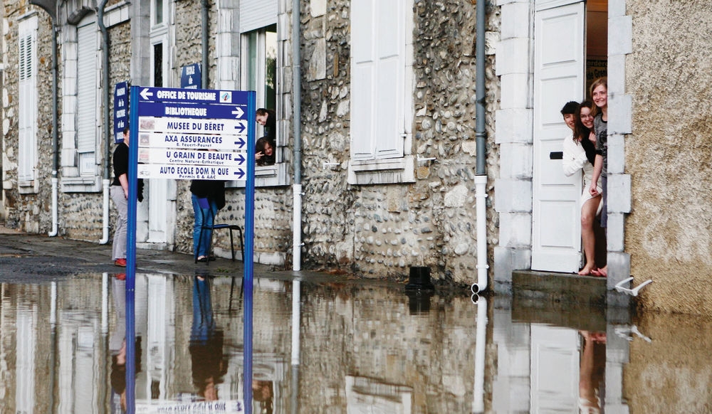 Dans le centre-ville de Nay, l'eau est montée jusqu'à 50 cm dans les maisons du quartier Placera. photo guillaume bonnaud 