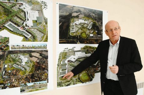  Bernard Bornancin, présentant ici le projet en avril dernier, dit ne pas s'inquièter pour l'instant. « On continue comme si de rien n'était», assure-t-il.  photo archives nicolas le lièvre  