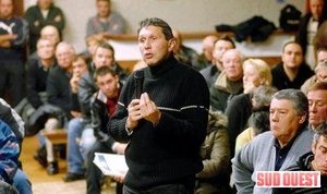 David Paquet (au centre) militaire retraité à Lucbardez, est l'un des animateurs du Collectif des opposants au fuseau centre-ouest. (Photo Nicolas le lièvre)
 Cliquez pour voir ...