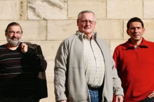  Roland Legros, qui suit le dossier LGV de puis 2006 pour Attac Landes Côte sud, Jean-Pierre Pédespan et Didier Paquet, président et vice-prési dent de l'Accril.  photo philippe salvat 