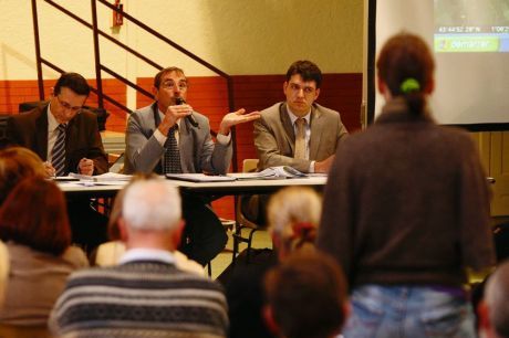 À l'invitation de la mairie de Saint-Paul-lès-Dax, Réseau ferré de France a rencontré riverains et opposants au projet. Débat houleux.