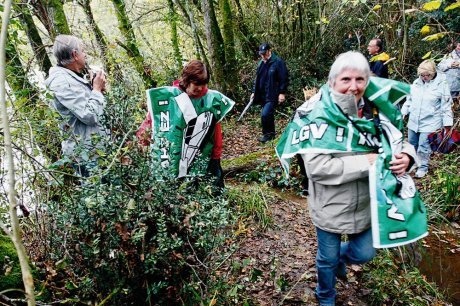 Le 14 novembre à Labenne, les quatre associations anti-LGV du sud Landes organisaient une randonnée autour des lacs de Beyres et d'Yrieu menacés par la LGV. photo archives philippe salvat