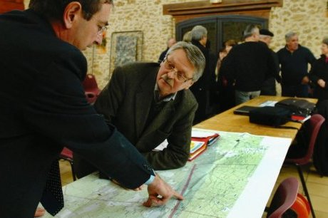  Jean-Claude Lalagüe veut négocier un tracé permettant aux propriétaires les plus proches de la voie d'être indemnisés.  photo N. le lièvre  