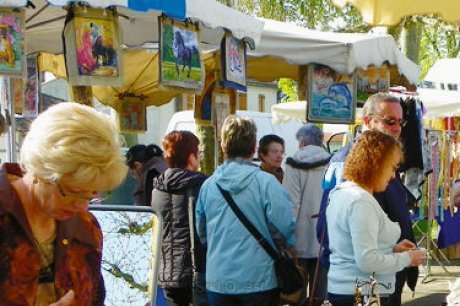  Le marché se terminera par un pot de l'amitié offert par la municipalité.  photo H. portes  