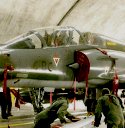 Le Mirage 2000 N est le chasseur-bombardier qui emportait le missile Air-Sol moyenne portée à tête nucléaire, d'une puissance équivalente à 10 fois celle de la bombe d'Hiroshima.