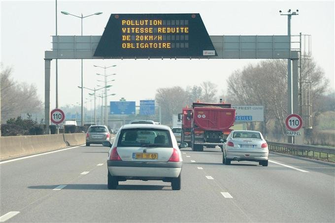 Au dessu de 100Km/h les panneaux pédagogique sont devenus illisibles ... les radars les plus rentables sont donc tranquilles