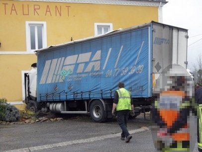 Deux personnes étaient attablées dans l'établissement situé près d'un carrefour réputé très accidentogène.|| Bats Pascal