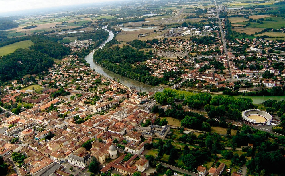  Les Landais auront reconnu Aire-sur-l'Adour, sa rivière, ses arènes et son marché couvert (à droite).  photos marion garreau  || MARION GARREAU : cliquez pour agrandir