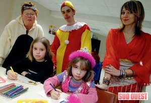 Dame chat acceuille les enfants des bénéficiares à l'occasion du carnaval