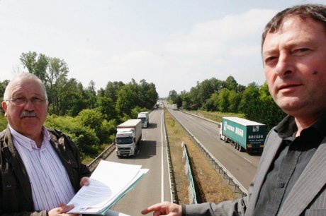  Christian Duprat et Alain Baché, les porte-parole de la fronde contre la mise en concession de la RN 10.  Photo Pascal Bats  