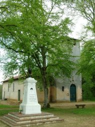 Eglise de Saint-Avit à chevet plat de la fin du 11e siècle.