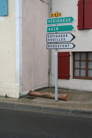 Un rondin de bois de 35 cm de diamètre et de deux mètres de long tombe d'un camion à hauteur du passage pour piètons