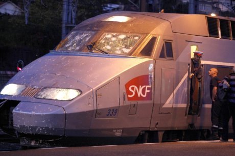 Le TGV accidenté suite au déraillement d'un train de fret jeudi à Valence-d'Agen. Photo Jean-Louis Borderie
