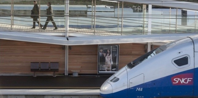 La SNCF a annoncé un relèvement des prix des billets pour les TGV, les trains interrégionaux Téoz et les trains de nuit Lunéa de 3,2%. (SEBASTIEN BOZON / AFP)