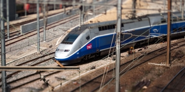 Un TGV quitte le centre de maintenance de Lyon, le 31 mars 2009 (AFP / FRED DUFOUR)