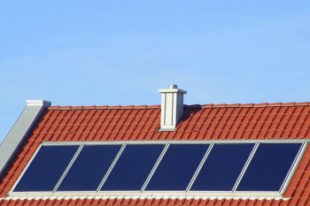 Comme les panneaux produisent pendant 25 ans garantis, et sans frais additionnels, cela correspondrait à 2500 kwh x 25 soit 62.500 kWh pour 5.000 euros. Soit 16 centimes par kWh. Quasiment le prix que vous payez chez EDF (11 centimes actuellement).