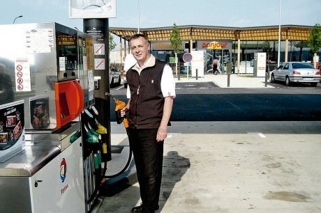  Les clients manquent à la pompe. Mais heureusement pour Bruno Satta, 700 à 800 passent chaque jour à la caisse de la boutique et du restaurant. C'est supérieur aux prévisions.  photo A. B.  