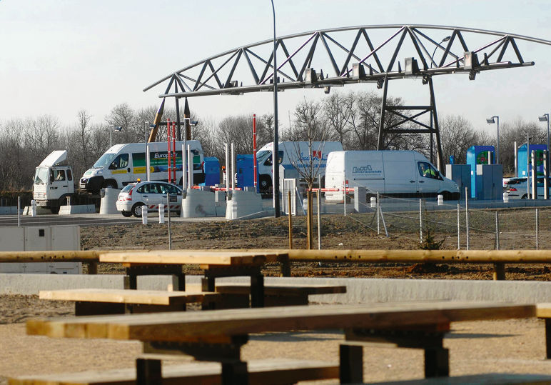  Les poids lourds arrivent sur l'aire de repos d'Aire-sur-l'Adour par la déviation, gratuite.  photo N. L. L.  || Le Lievre Nicolas